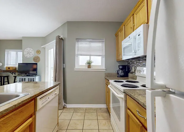 Bright Coastal With Gulf Views Pools Hot Tub & Private Balcony *