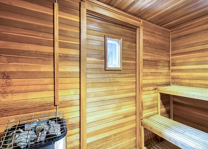 Bright Coastal With Gulf Views Pools Hot Tub & Private Balcony *